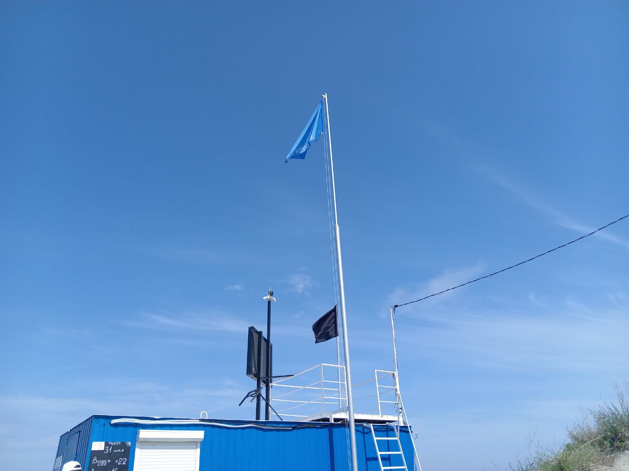  На пляже в Балтийске подняли синий флаг 