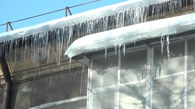 В Калининграде дома обросли сосульками-гигантами